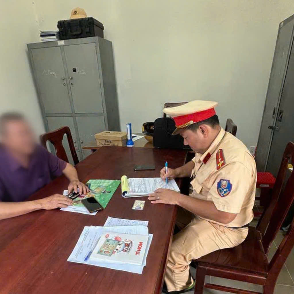 Từ clip người d&acirc;n đăng tải, C&ocirc;ng an tỉnh T&acirc;y Ninh xử phạt t&agrave;i xế chạy ngược chiều - Ảnh 1.