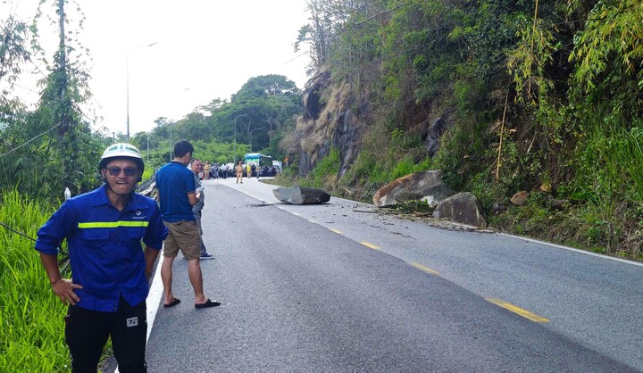 Di chuyển khối đ&aacute; 16 tấn ch&ecirc;nh v&ecirc;nh tr&ecirc;n đ&egrave;o Bảo Lộc , đảm bảo an to&agrave;n giao th&ocirc;ng - Ảnh 1.