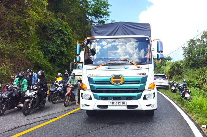 Di chuyển khối đ&aacute; 16 tấn ch&ecirc;nh v&ecirc;nh tr&ecirc;n đ&egrave;o Bảo Lộc , đảm bảo an to&agrave;n giao th&ocirc;ng - Ảnh 3.