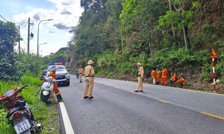 Di chuyển khối đ&aacute; 16 tấn ch&ecirc;nh v&ecirc;nh tr&ecirc;n đ&egrave;o Bảo Lộc , đảm bảo an to&agrave;n giao th&ocirc;ng - Ảnh 2.