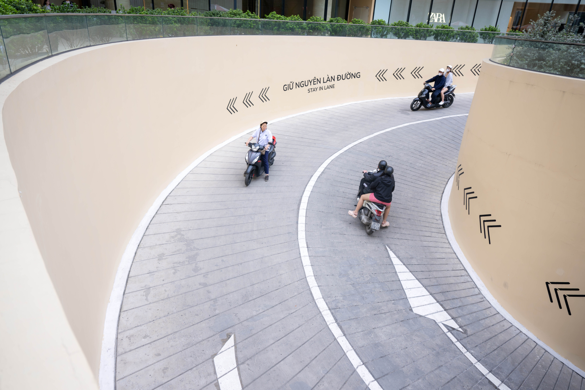 Trực tiếp l&aacute;i xuống hầm xe &ldquo;&aacute;m ảnh&rdquo; nhất H&agrave; Nội l&uacute;c n&agrave;y, liệu c&oacute; đ&aacute;ng sợ như lời đồn?- Ảnh 6.