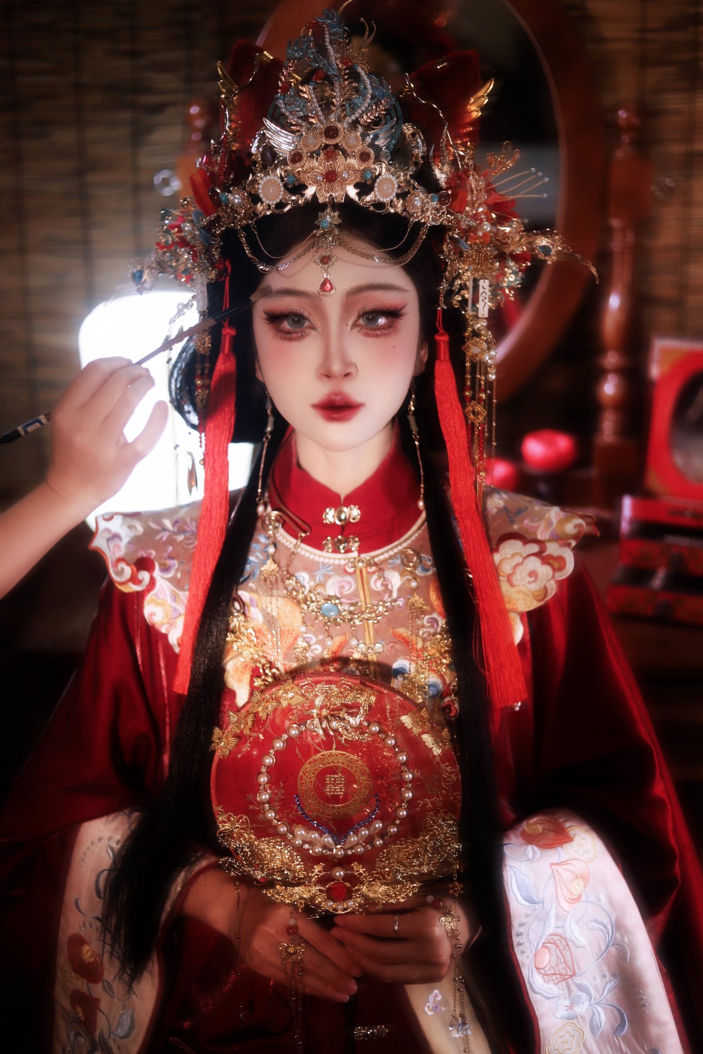 Xuy&ecirc;n kh&ocirc;ng th&agrave;nh ho&agrave;ng hậu, nữ coser khiến fan m&ecirc; mệt với m&agrave;n biến h&igrave;nh "kh&ocirc;ng vết xước" - Ảnh 6.