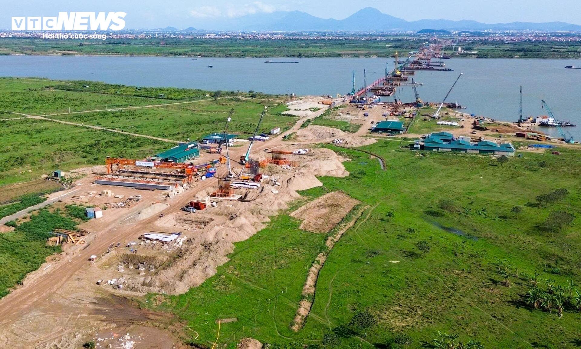 Tiến độ x&acirc;y dựng cầu Hồng H&agrave; vượt s&ocirc;ng Hồng sau 5 th&aacute;ng thi c&ocirc;ng - Ảnh 1.