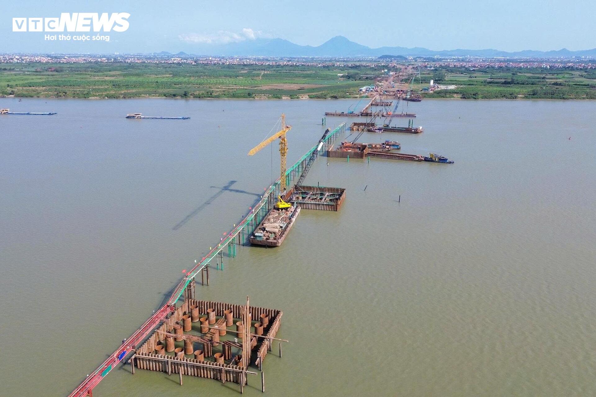 Tiến độ x&acirc;y dựng cầu Hồng H&agrave; vượt s&ocirc;ng Hồng sau 5 th&aacute;ng thi c&ocirc;ng - Ảnh 2.