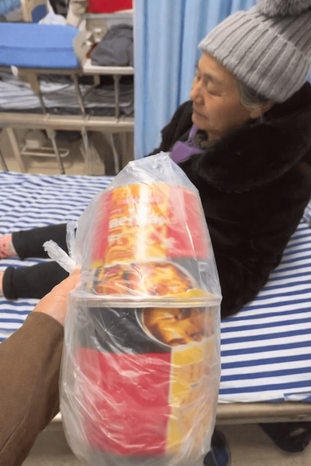 Cụ b&agrave; sinh 8 con trai, cuối đời nằm viện lại chỉ c&oacute; thể ăn m&igrave; g&oacute;i khiến cộng đồng mạng lặng người - Ảnh 2.