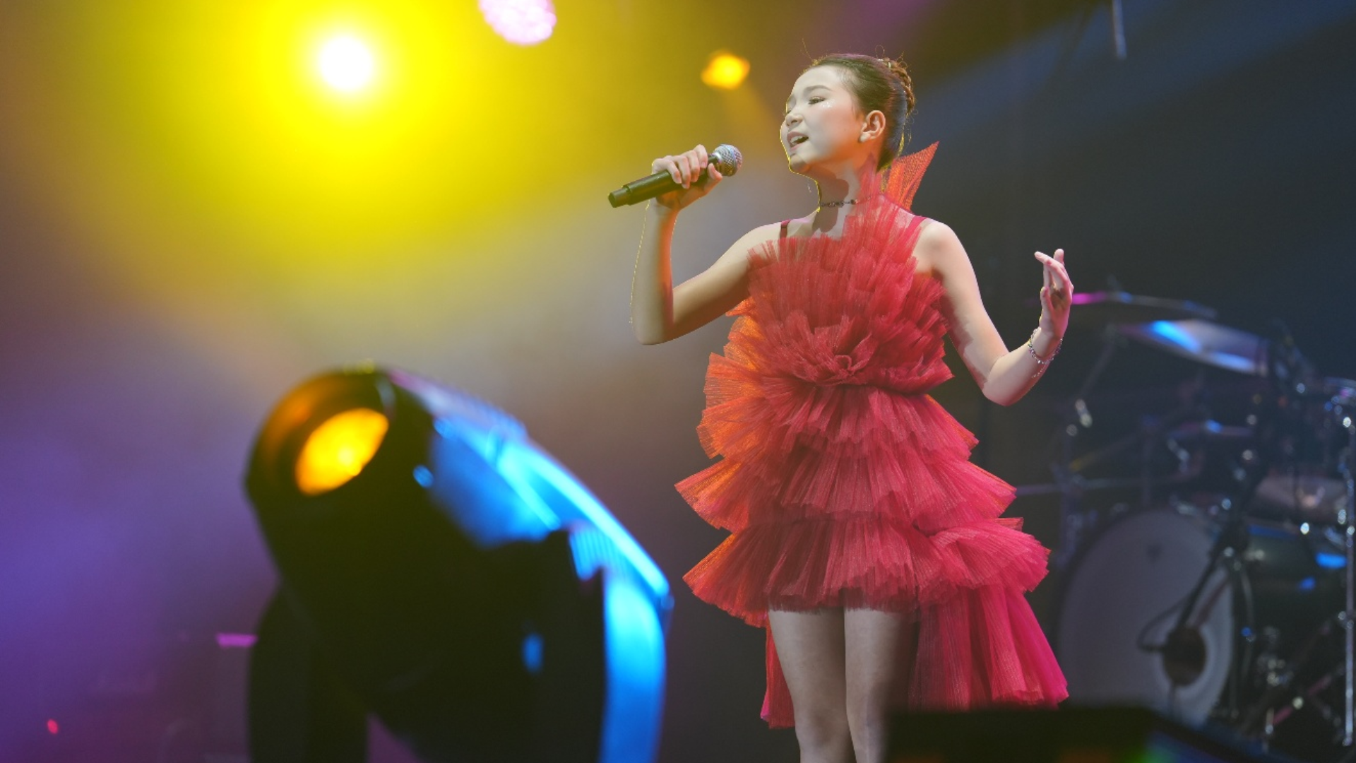 M&agrave;n lột x&aacute;c của giọng ca lai Việt &ndash; Đức, thạo 4 ng&ocirc;n ngữ, từng đứng chung s&acirc;n khấu với Modern Talking - Ảnh 2.