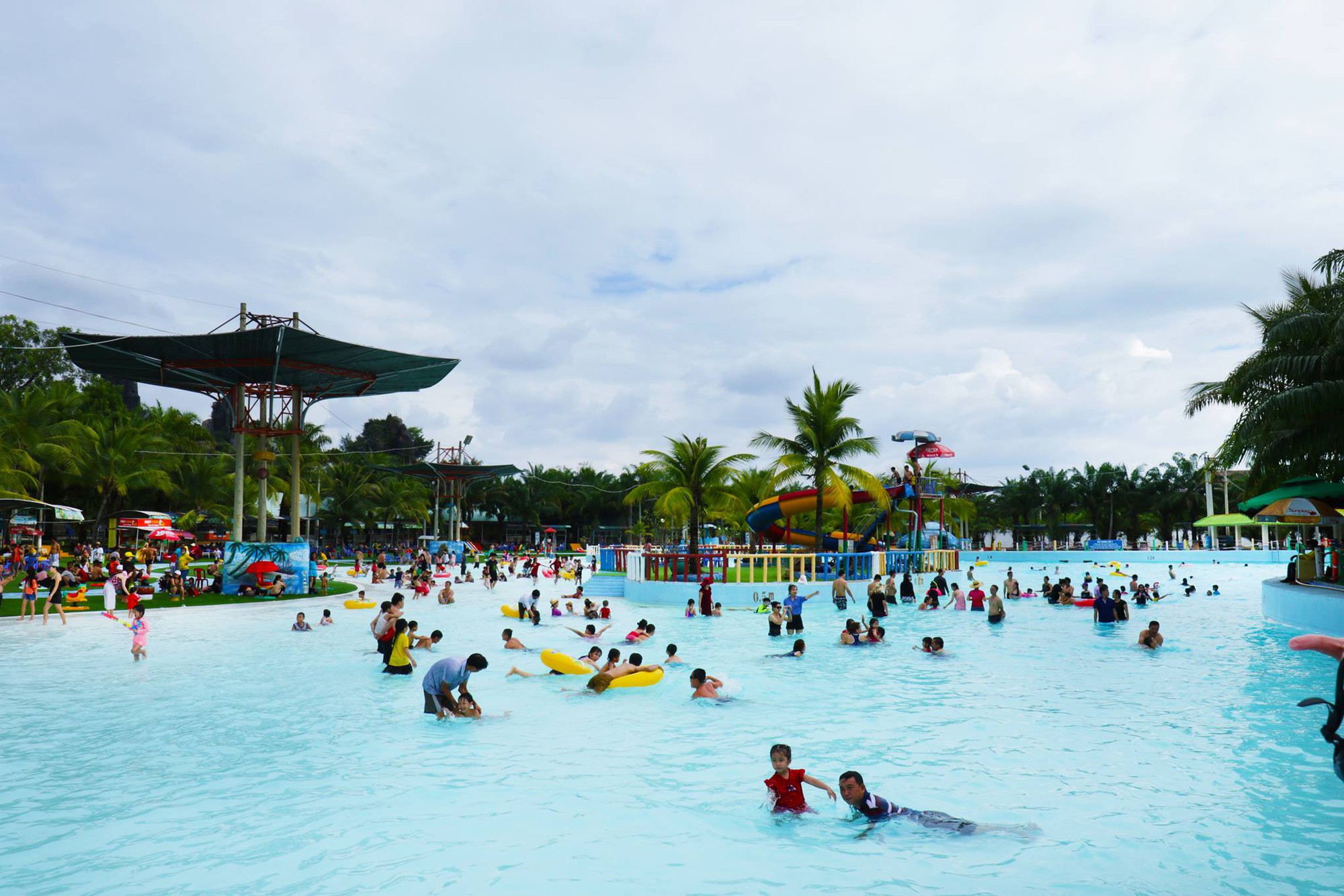 Khu du lịch Đại Nam của vợ chồng b&agrave; Nguyễn Phương Hằng sở hữu biển nh&acirc;n tạo rộng hơn 21ha, lớn bậc nhất Việt Nam, c&oacute; sức chứa l&ecirc;n đến 30.000 du kh&aacute;ch- Ảnh 4.