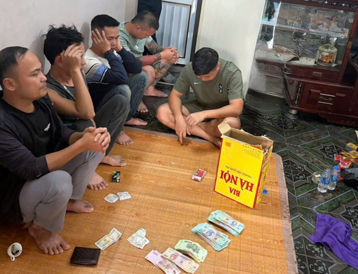 Bắt ' nữ qu&aacute;i ' tổ chức đ&aacute;nh bạc tại nh&agrave; ri&ecirc;ng ở Quảng Trị - Ảnh 2.
