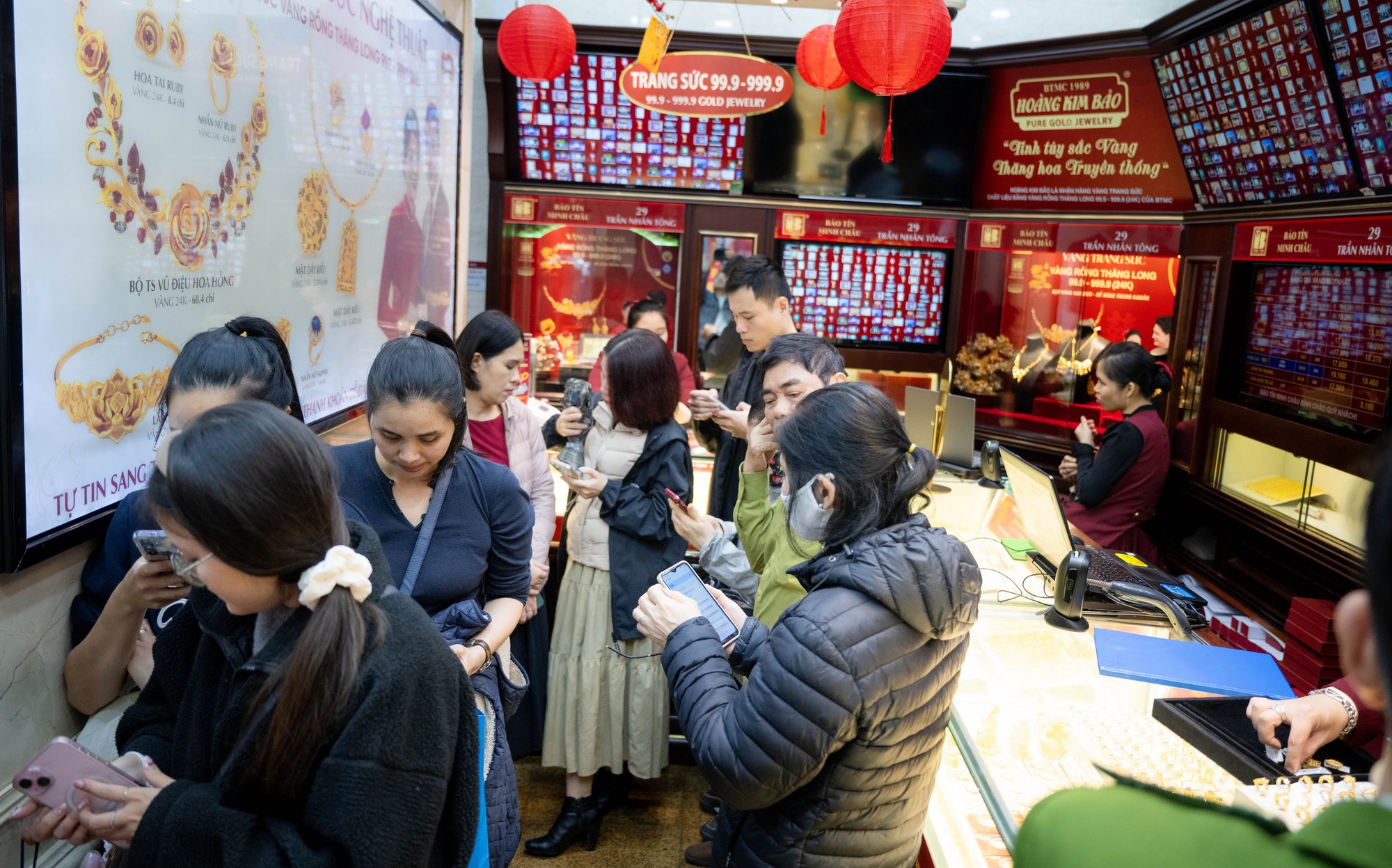 [CLIP] Con đường gần 1km ở H&agrave; Nội c&oacute; cả chục tiệm v&agrave;ng: B&ecirc;n xếp h&agrave;ng dằng dặc - b&ecirc;n lại vắng tanh, v&igrave; sao?- Ảnh 8.