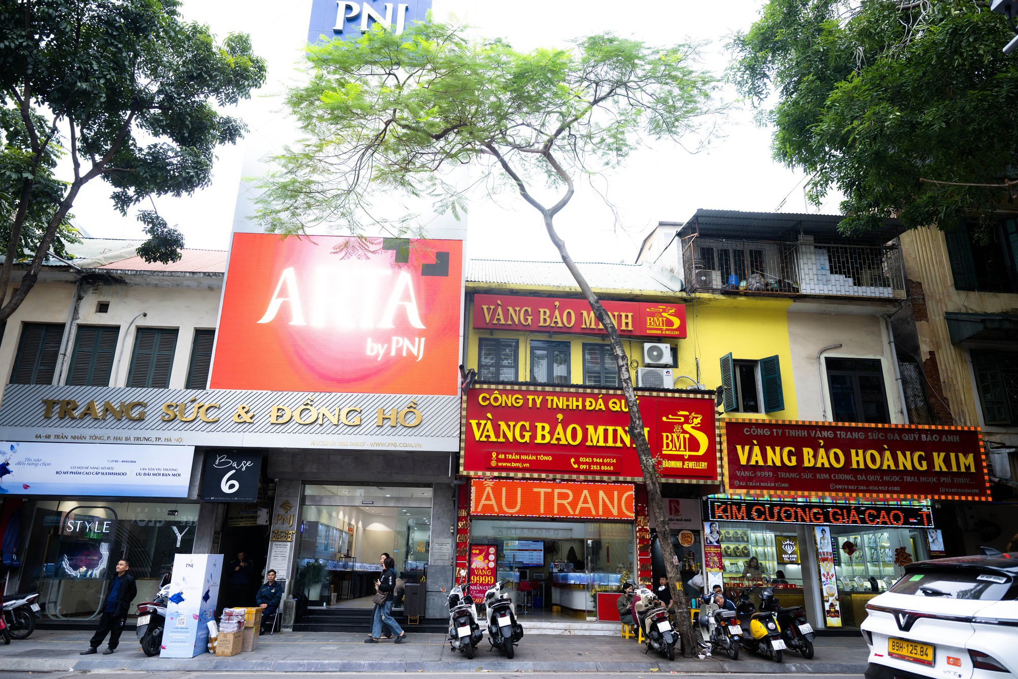 [CLIP] Con đường gần 1km ở H&agrave; Nội c&oacute; cả chục tiệm v&agrave;ng: B&ecirc;n xếp h&agrave;ng dằng dặc - b&ecirc;n lại vắng tanh, v&igrave; sao?- Ảnh 5.