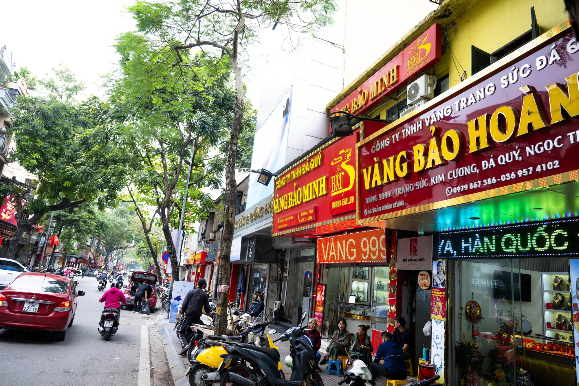 [CLIP] Con đường gần 1km ở H&agrave; Nội c&oacute; cả chục tiệm v&agrave;ng: B&ecirc;n xếp h&agrave;ng dằng dặc - b&ecirc;n lại vắng tanh, v&igrave; sao?- Ảnh 4.