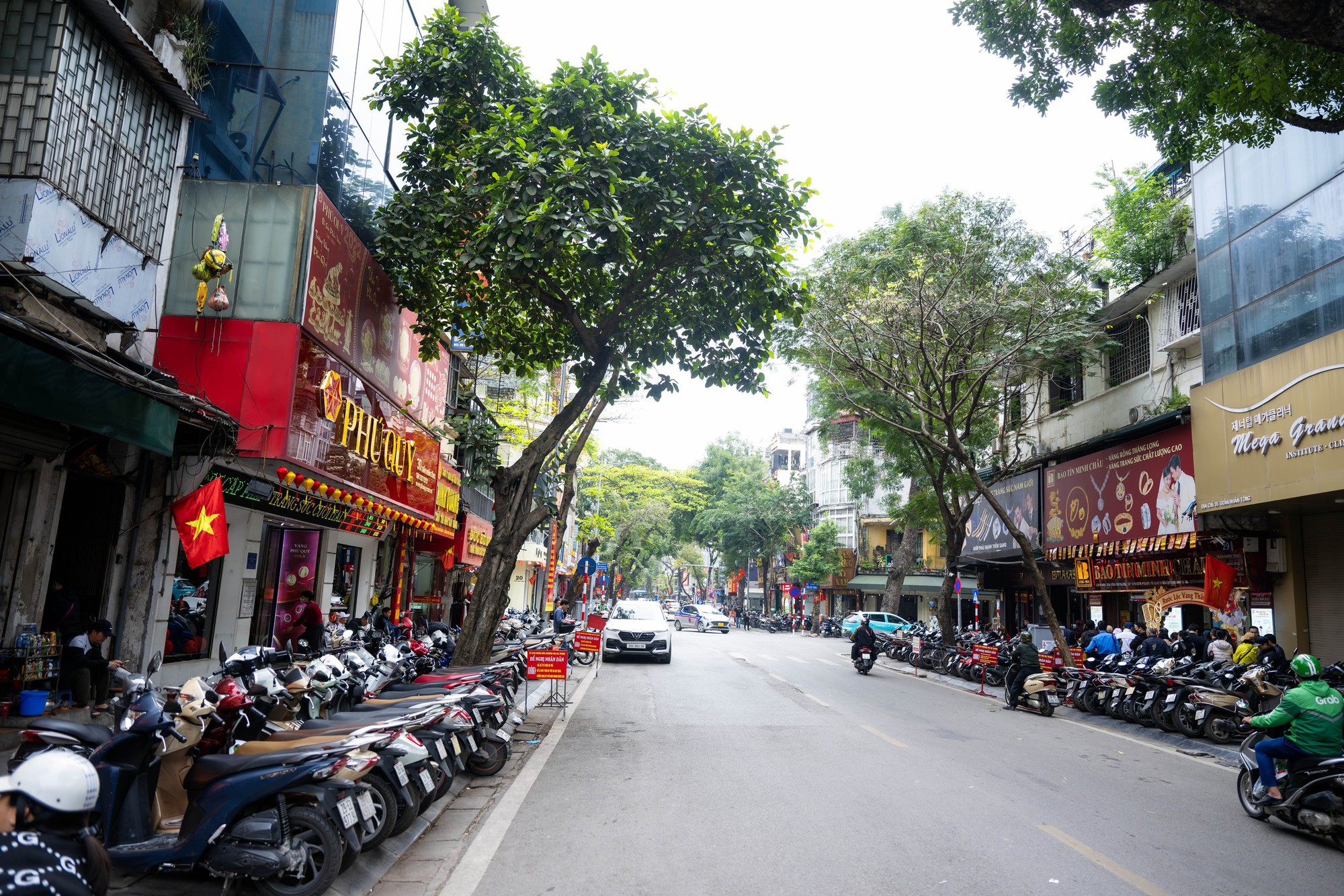 [CLIP] Con đường gần 1km ở H&agrave; Nội c&oacute; cả chục tiệm v&agrave;ng: B&ecirc;n xếp h&agrave;ng dằng dặc - b&ecirc;n lại vắng tanh, v&igrave; sao?- Ảnh 12.