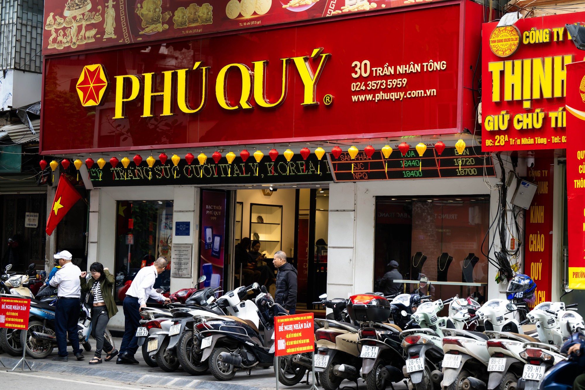 [CLIP] Con đường gần 1km ở H&agrave; Nội c&oacute; cả chục tiệm v&agrave;ng: B&ecirc;n xếp h&agrave;ng dằng dặc - b&ecirc;n lại vắng tanh, v&igrave; sao?- Ảnh 2.