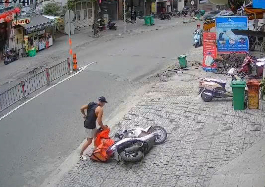 TPHCM: Nữ shipper bị h&agrave;nh hung g&acirc;y phẫn nộ tại phường Gia Định - Ảnh 1.