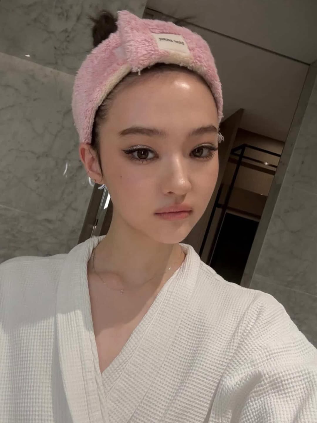 Nhan sắc sau 16 năm của "b&eacute; g&aacute;i đẹp nhất thế giới" g&acirc;y b&atilde;o to&agrave;n cầu- Ảnh 13.