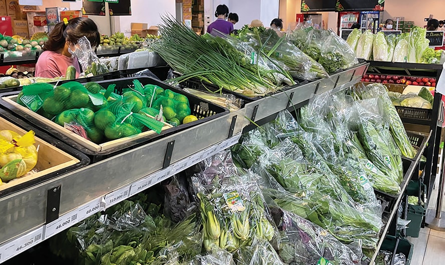 Quầy rau si&ecirc;u thị nh&igrave;n b&oacute; n&agrave;o cũng xanh mướt, tươi mơn mởn: Nh&acirc;n vi&ecirc;n tiết lộ "quy tắc ngầm" - Ảnh 1.