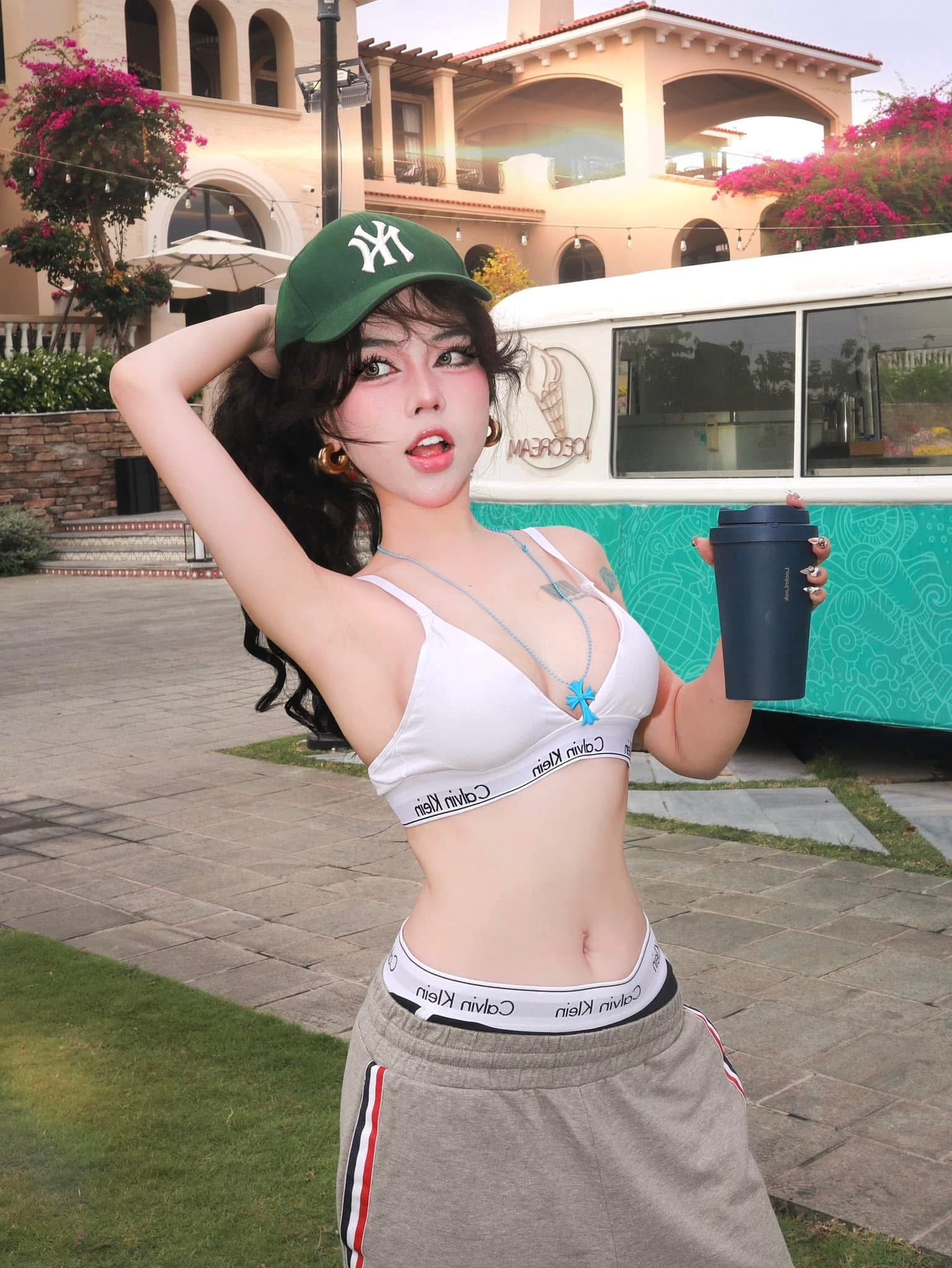 Th&ecirc;m một hot girl gia nhập đường đua bikini, hứa hẹn m&ugrave;a h&egrave; n&oacute;ng bỏng- Ảnh 2.