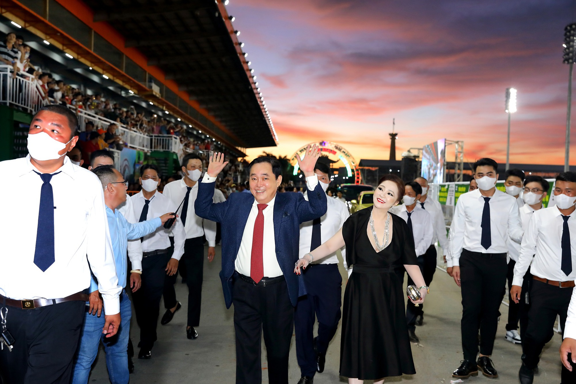 Khu du lịch Đại Nam của vợ chồng b&agrave; Nguyễn Phương Hằng sở hữu biển nh&acirc;n tạo rộng hơn 21ha, lớn bậc nhất Việt Nam, c&oacute; sức chứa l&ecirc;n đến 30.000 du kh&aacute;ch- Ảnh 1.