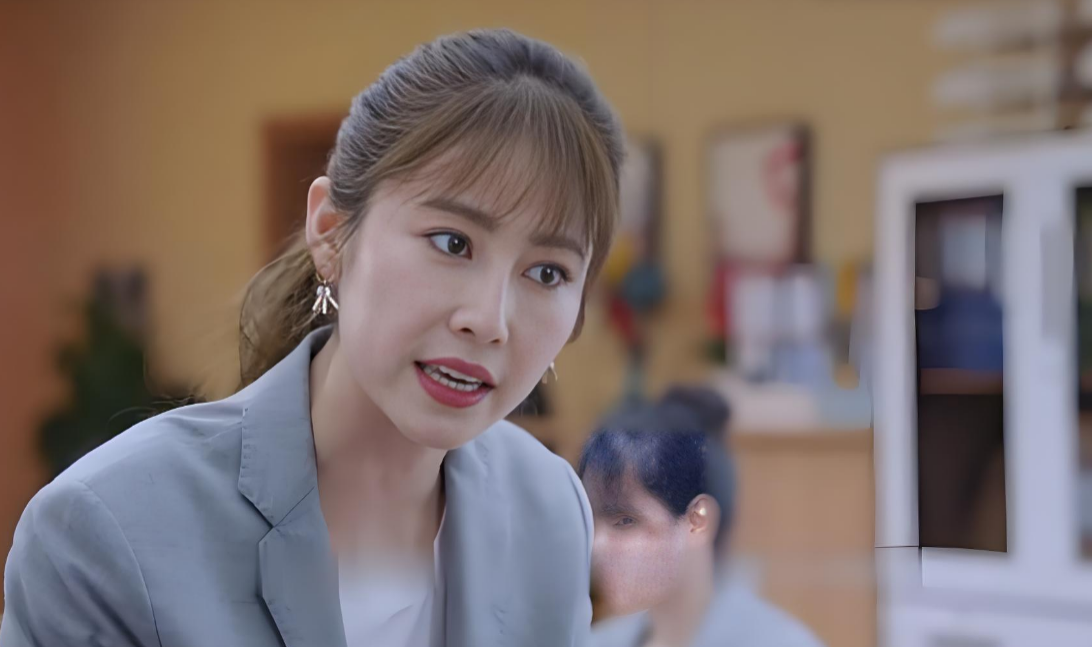 Lễ t&acirc;n th&ocirc;ng b&aacute;o c&oacute; người tới t&igrave;m, t&ocirc;i bước ra gặp th&igrave; ngớ người bởi đ&ocirc;i mắt soi m&oacute;i v&agrave; hằn học từ c&ocirc; ta - Ảnh 1.