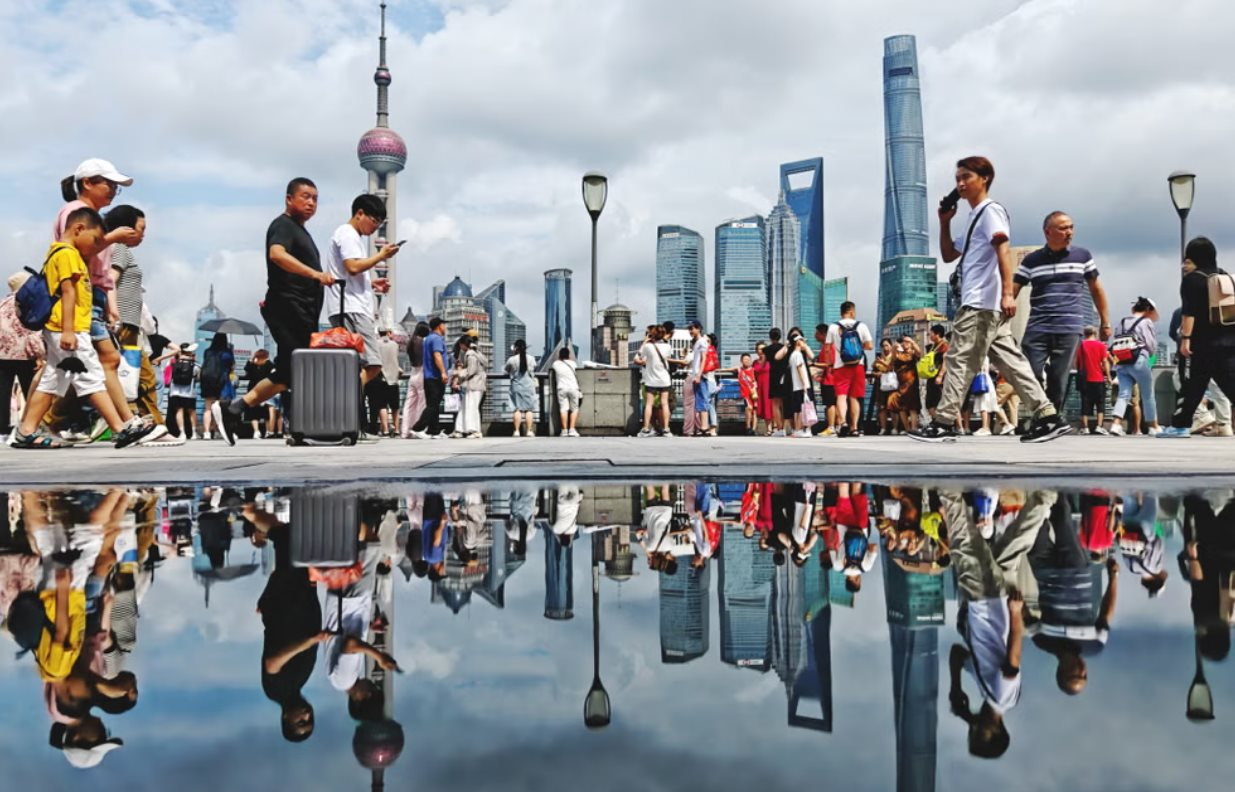 Tuyển thạc sĩ cho vị tr&iacute; đọc c&ocirc;ng tơ, tiến sĩ đi giao đồ ăn: Nỗi bất an kh&ocirc;ng n&oacute;i th&agrave;nh lời của giới trẻ tại nền kinh tế 18.000 tỷ USD - Ảnh 1.