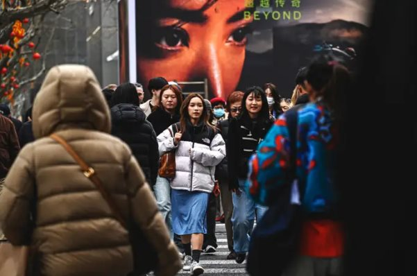 Tuyển thạc sĩ cho vị tr&iacute; đọc c&ocirc;ng tơ, tiến sĩ đi giao đồ ăn: Nỗi bất an kh&ocirc;ng n&oacute;i th&agrave;nh lời của giới trẻ tại nền kinh tế 18.000 tỷ USD - Ảnh 2.