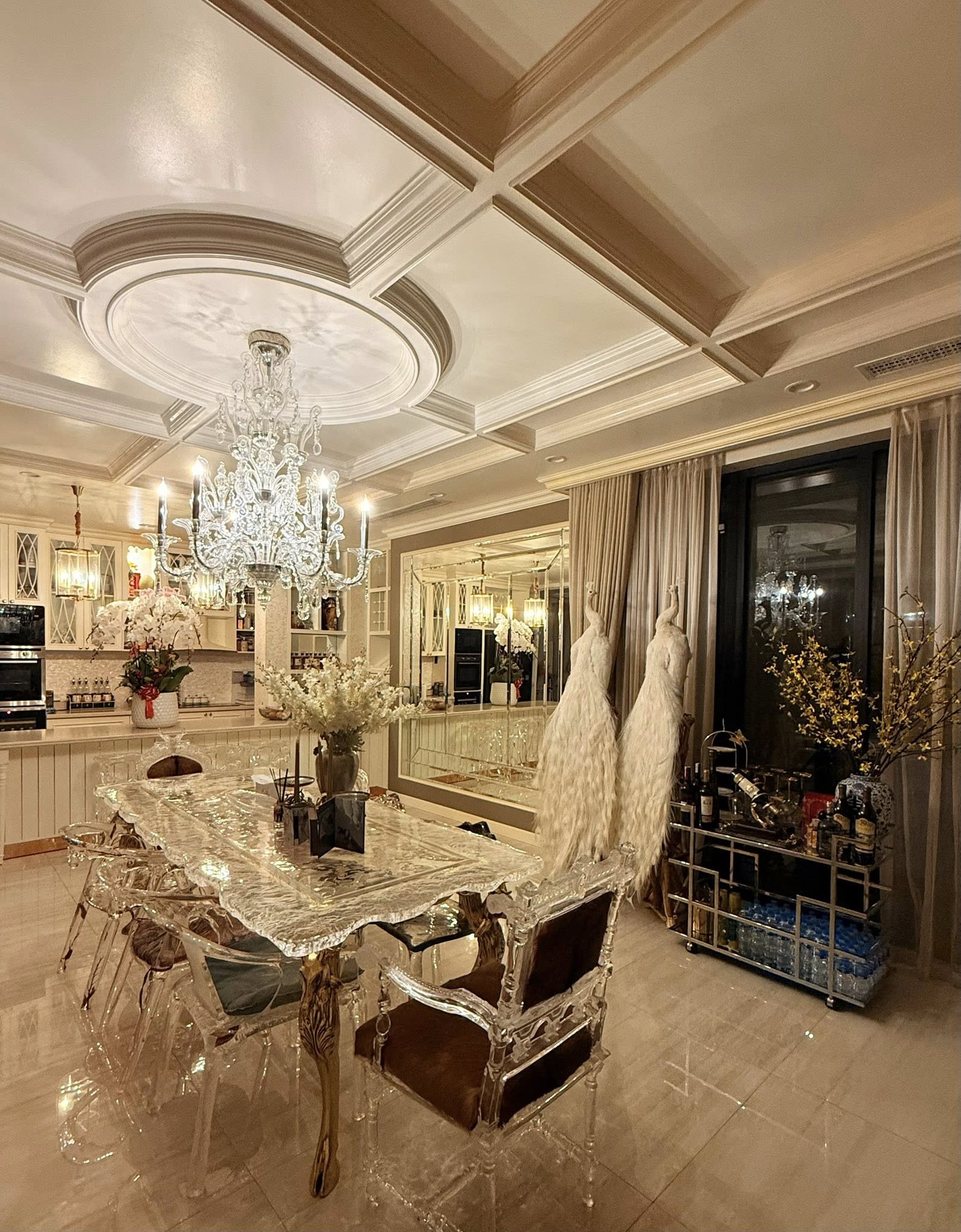 Lệ Quy&ecirc;n sống sang chảnh trong biệt thự 600m2, tuy&ecirc;n bố 3,6 tỷ chỉ đủ x&acirc;y cổng nh&agrave; - Ảnh 9.