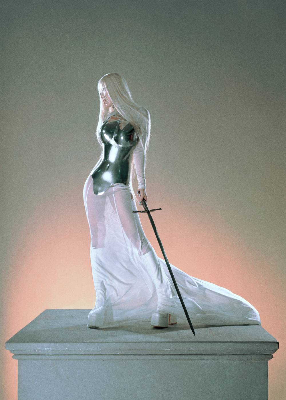 Ph&ugrave;ng Kh&aacute;nh Linh tung "Giả vờ" trước liveshow 3 ng&agrave;y - Ảnh 1.