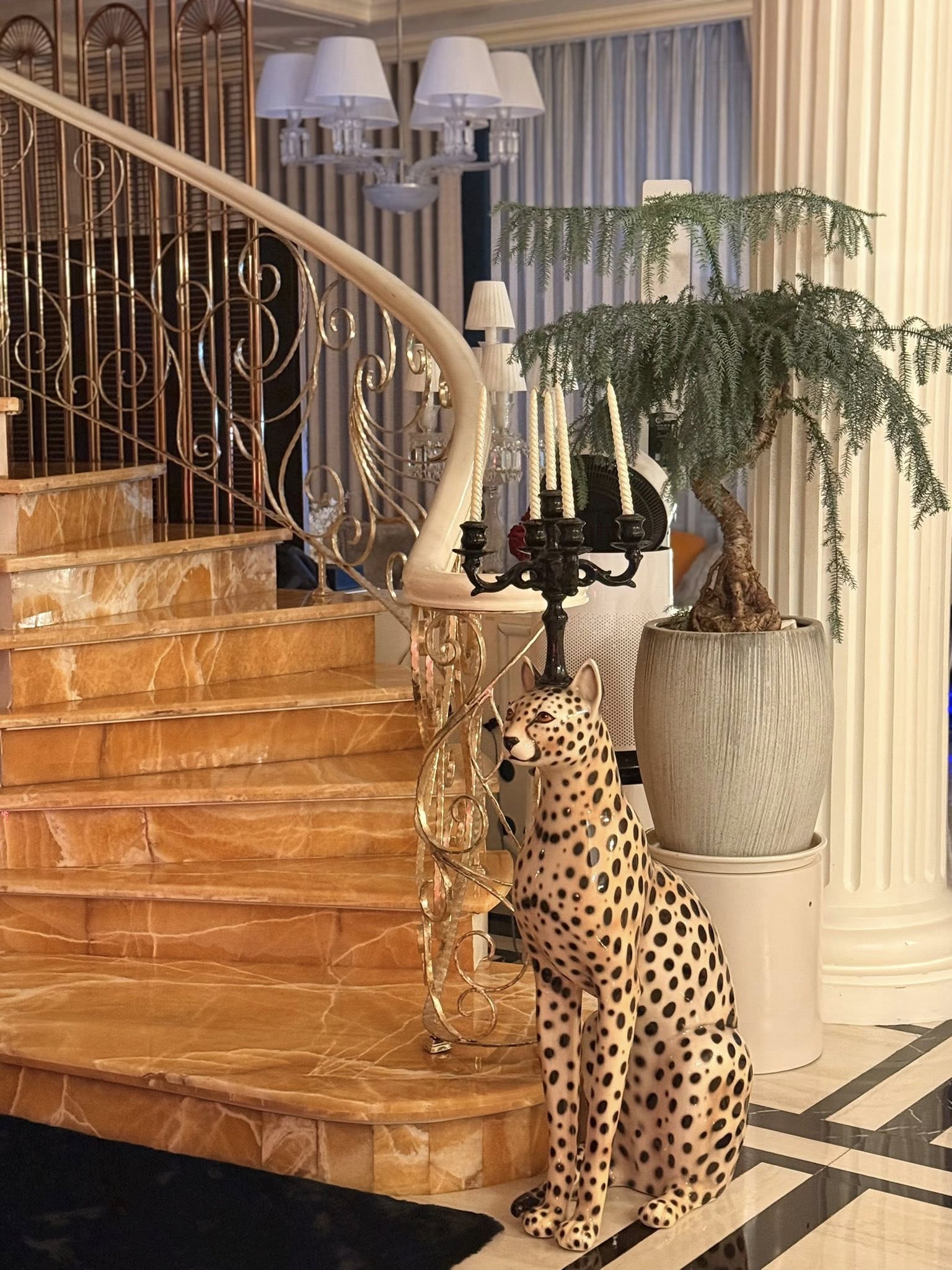 Lệ Quy&ecirc;n sống sang chảnh trong biệt thự 600m2, tuy&ecirc;n bố 3,6 tỷ chỉ đủ x&acirc;y cổng nh&agrave; - Ảnh 11.