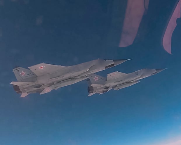 Ông Trump thừa nhận sốc trước đòn của Iran - Pháo Mỹ bắn 4500 viên đạn/phút chặn tên lửa Tehran, Nga bất ngờ xuất kích MiG-31 - Ảnh 3.