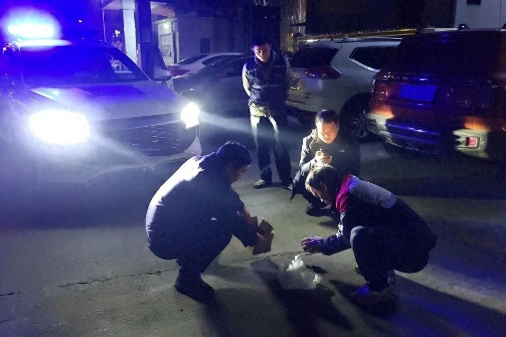 Ph&aacute;t hiện 3 thỏi v&agrave;ng trị gi&aacute; 230 triệu đồng trong một g&oacute;i tr&agrave;- Ảnh 2.