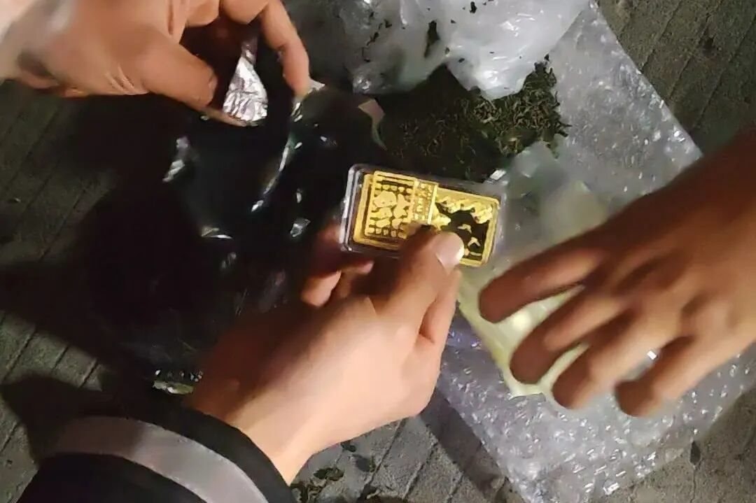 Ph&aacute;t hiện 3 thỏi v&agrave;ng trị gi&aacute; 230 triệu đồng trong một g&oacute;i tr&agrave;- Ảnh 1.