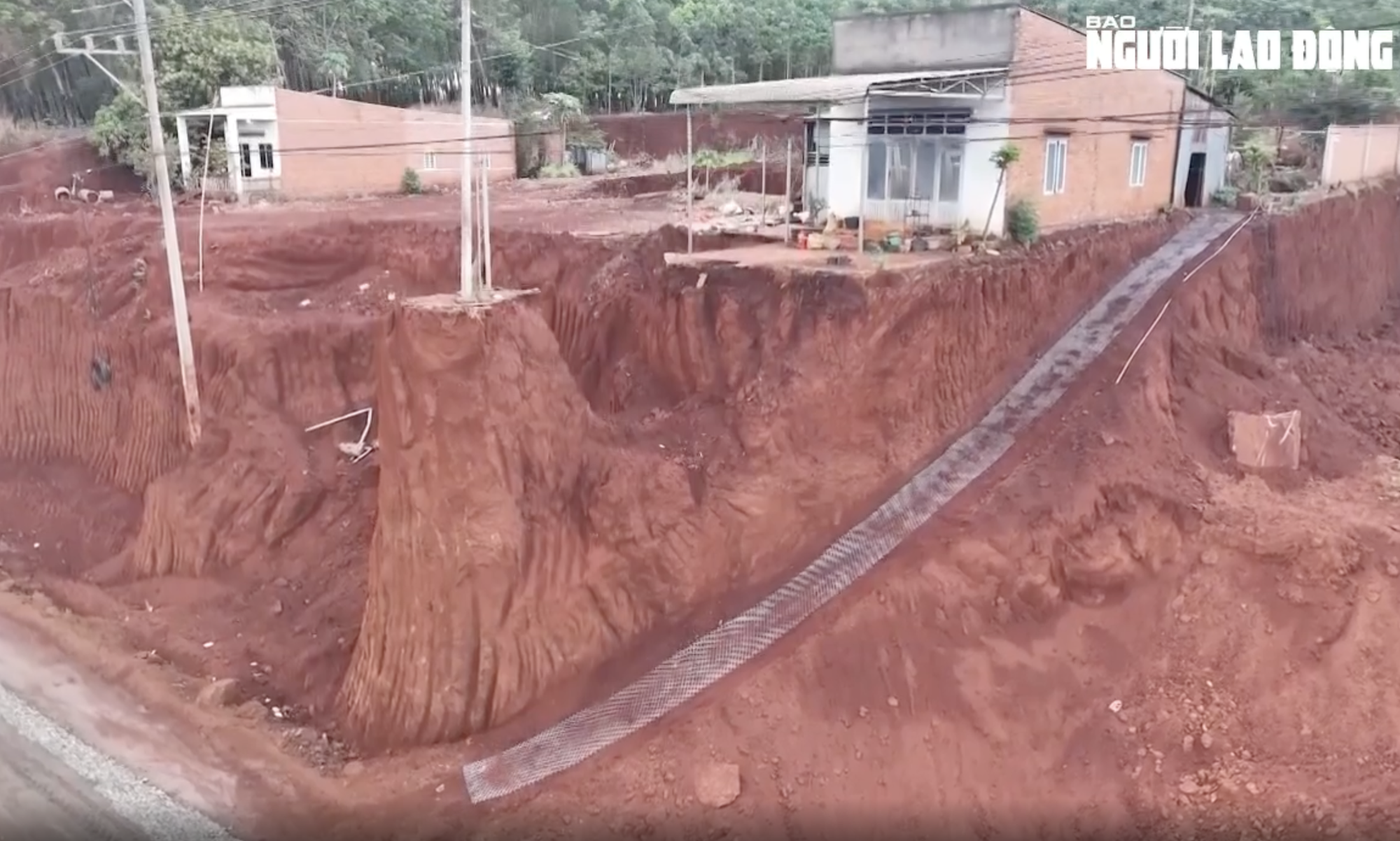 Nh&agrave; d&acirc;n cheo leo b&ecirc;n vực ở Đồng Nai: Chủ đầu tư xin lỗi v&agrave; cam kết khắc phục - Ảnh 9.