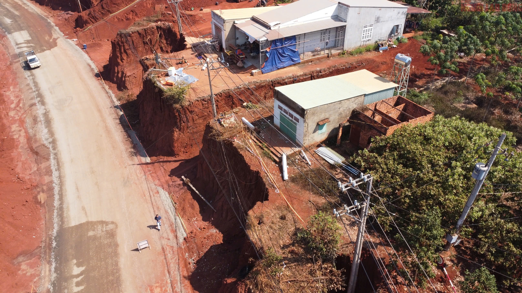 Nh&agrave; d&acirc;n cheo leo b&ecirc;n vực ở Đồng Nai: Chủ đầu tư xin lỗi v&agrave; cam kết khắc phục - Ảnh 2.