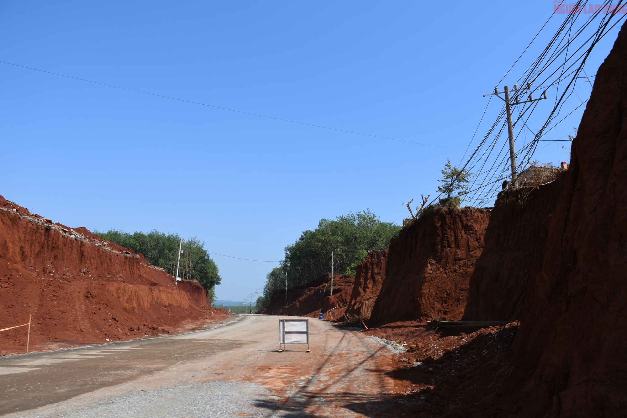 Nh&agrave; d&acirc;n cheo leo b&ecirc;n vực ở Đồng Nai: Chủ đầu tư xin lỗi v&agrave; cam kết khắc phục - Ảnh 3.