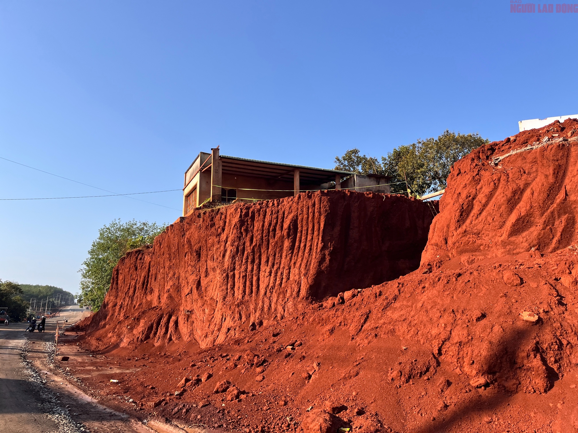 Nh&agrave; d&acirc;n cheo leo b&ecirc;n vực ở Đồng Nai: Chủ đầu tư xin lỗi v&agrave; cam kết khắc phục - Ảnh 10.