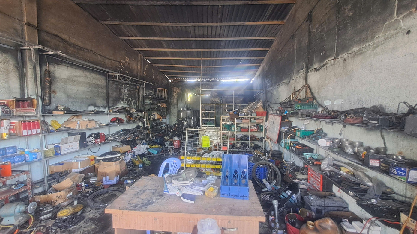 Vụ ch&aacute;y Vĩnh Long l&agrave;m 2 em nhỏ tử vong do chập điện khi sạc xe đạp điện - Ảnh 1.