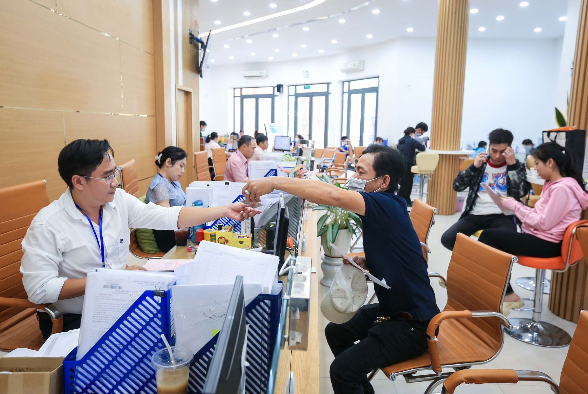 Lương cơ sở 2026 tăng l&ecirc;n 2 , 53 triệu đồng / th&aacute;ng: Ai sẽ được hưởng lợi? - Ảnh 1.