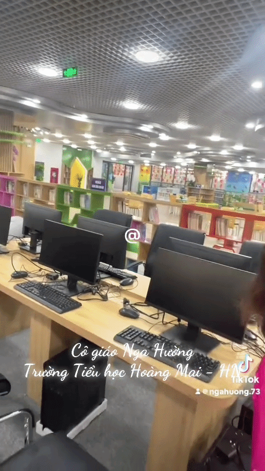 Giáo viên chia sẻ bên trong trường tiểu học 