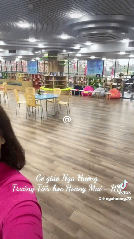 Giáo viên chia sẻ bên trong trường tiểu học 