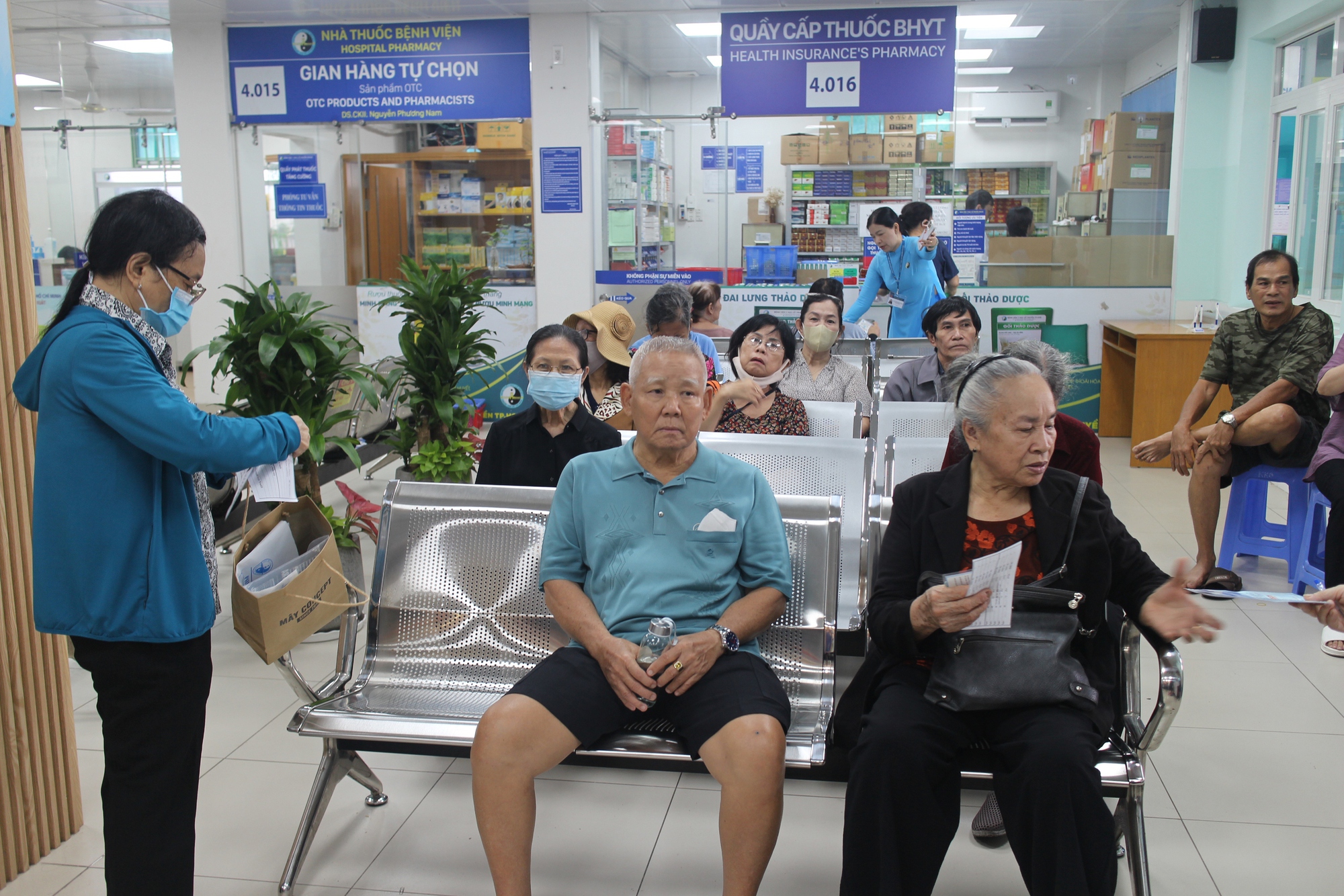 Lương cơ sở dự kiến tăng 8%, BHYT thay đổi ra sao? - Ảnh 1.