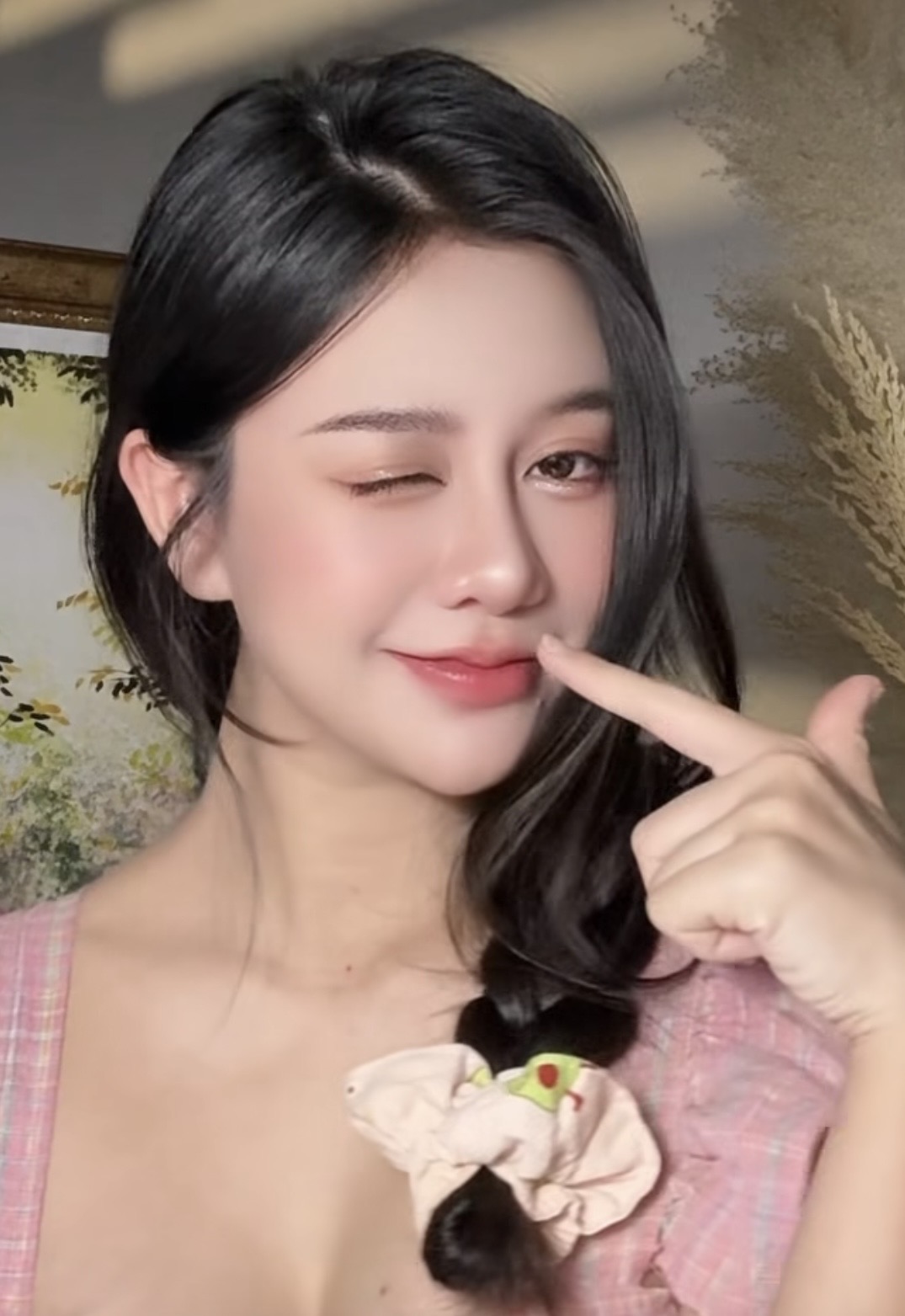 Qu&aacute; xinh đẹp, nữ hoạ sĩ c&oacute; nỗi khổ, cứ đăng b&agrave;i l&agrave; bị gắn m&aacute;c "c&acirc;u view" - Ảnh 5.