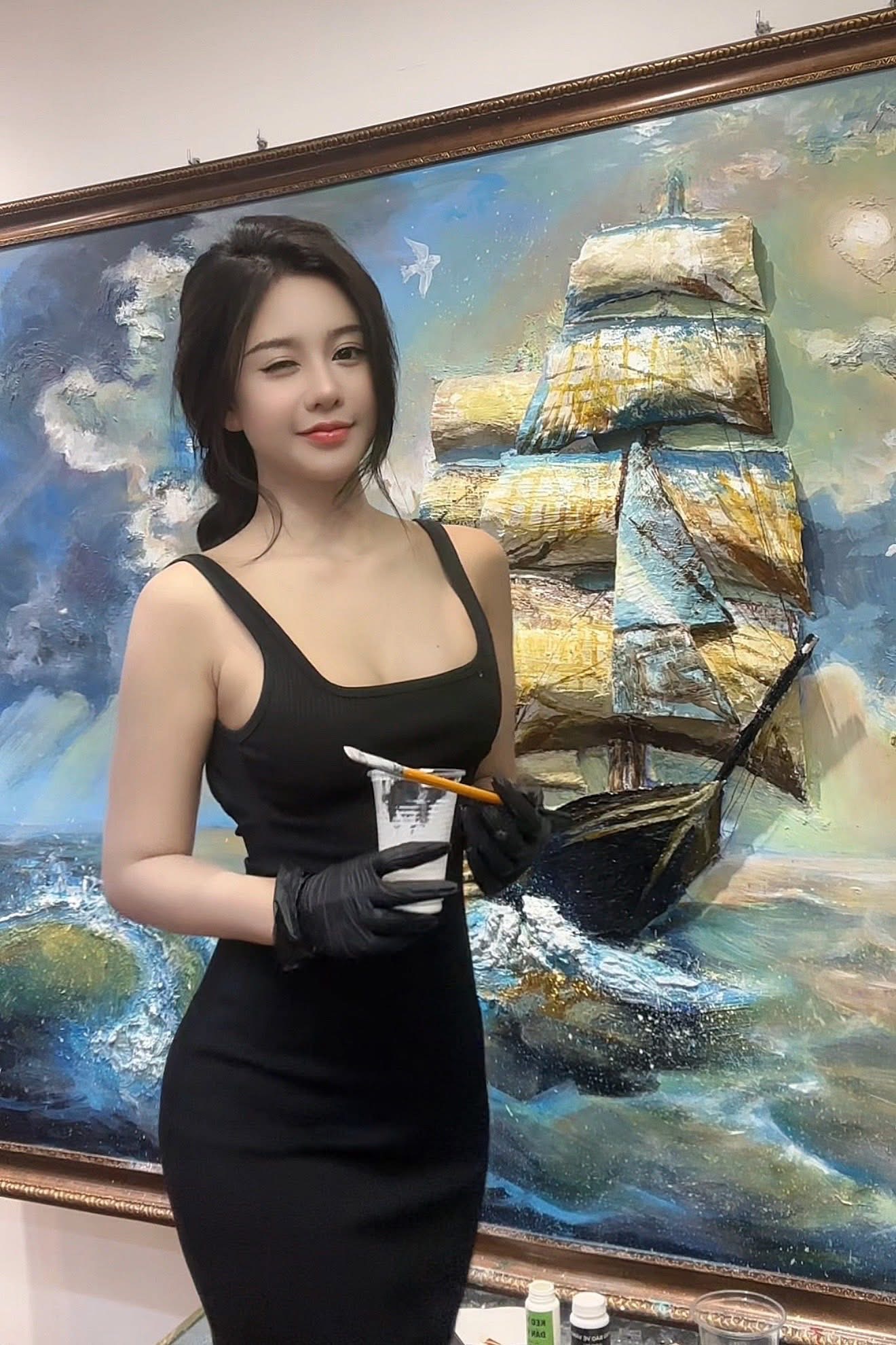 Qu&aacute; xinh đẹp, nữ hoạ sĩ c&oacute; nỗi khổ, cứ đăng b&agrave;i l&agrave; bị gắn m&aacute;c "c&acirc;u view" - Ảnh 1.