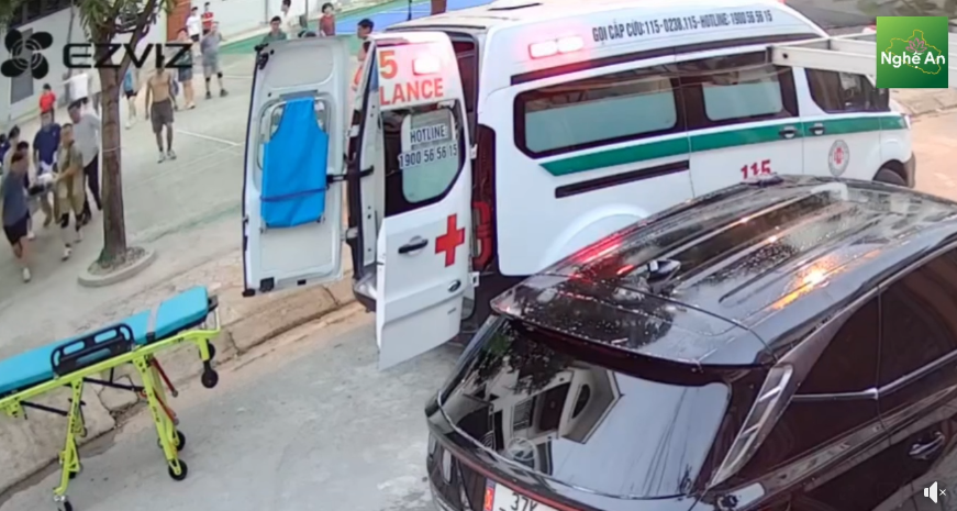 Nghệ An: B&aacute;c sĩ đang bế con đi dạo, vội lao v&agrave;o cứu kịp thời người đ&agrave;n &ocirc;ng bị đột quỵ khi chơi b&oacute;ng chuyền- Ảnh 4.