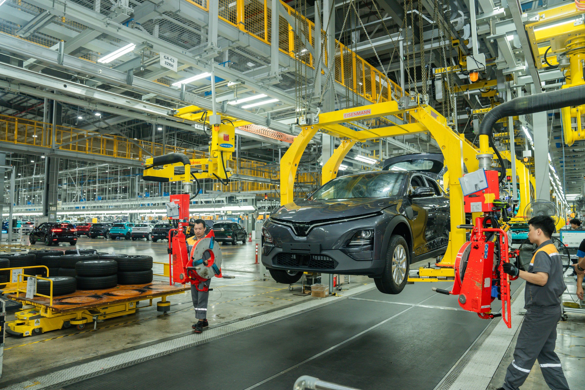 VinFast b&aacute;n gần 200 . 000 &Ocirc; t&ocirc; điện v&agrave; xe m&aacute;y điện VinFast trong năm 2025 - Ảnh 1.