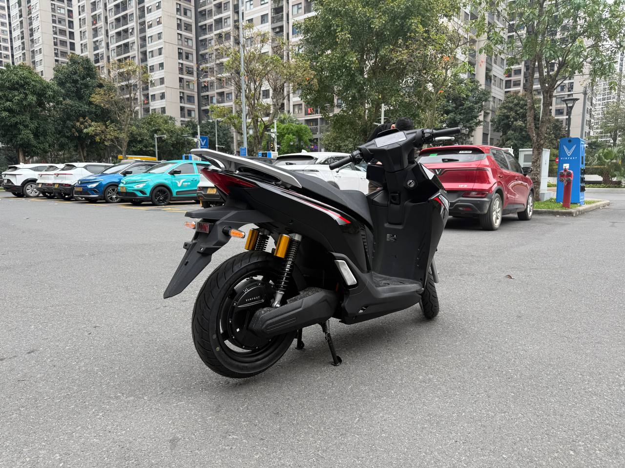 Cận cảnh VinFast Viper ngo&agrave;i đời thực: Thiết kế g&oacute;c cạnh, pin k&eacute;p, đổi pin miễn ph&iacute; đến giữa năm 2028, chuẩn bị b&agrave;n giao kh&aacute;ch h&agrave;ng- Ảnh 7.