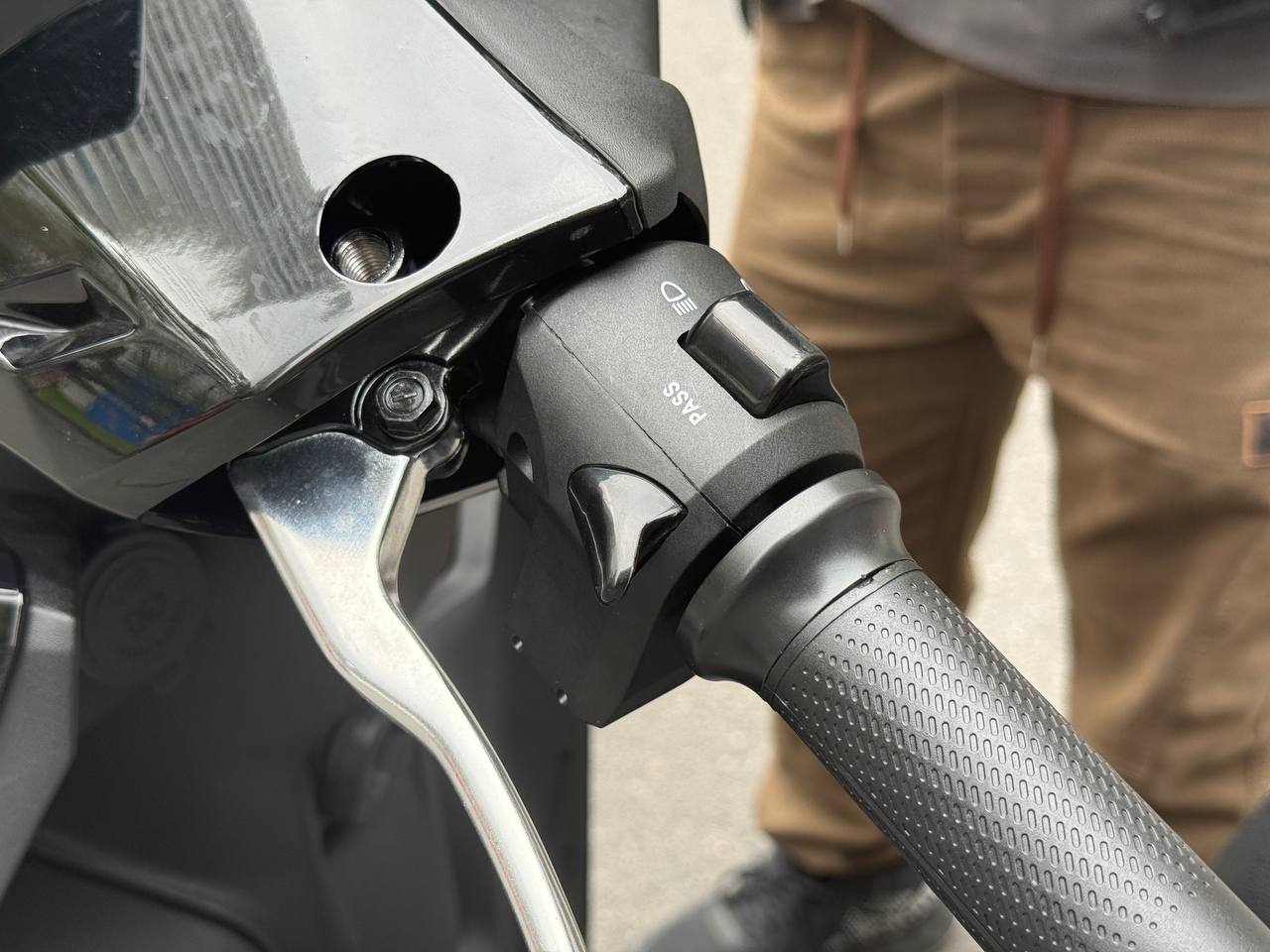 Cận cảnh VinFast Viper ngo&agrave;i đời thực: Thiết kế g&oacute;c cạnh, pin k&eacute;p, đổi pin miễn ph&iacute; đến giữa năm 2028, chuẩn bị b&agrave;n giao kh&aacute;ch h&agrave;ng- Ảnh 6.