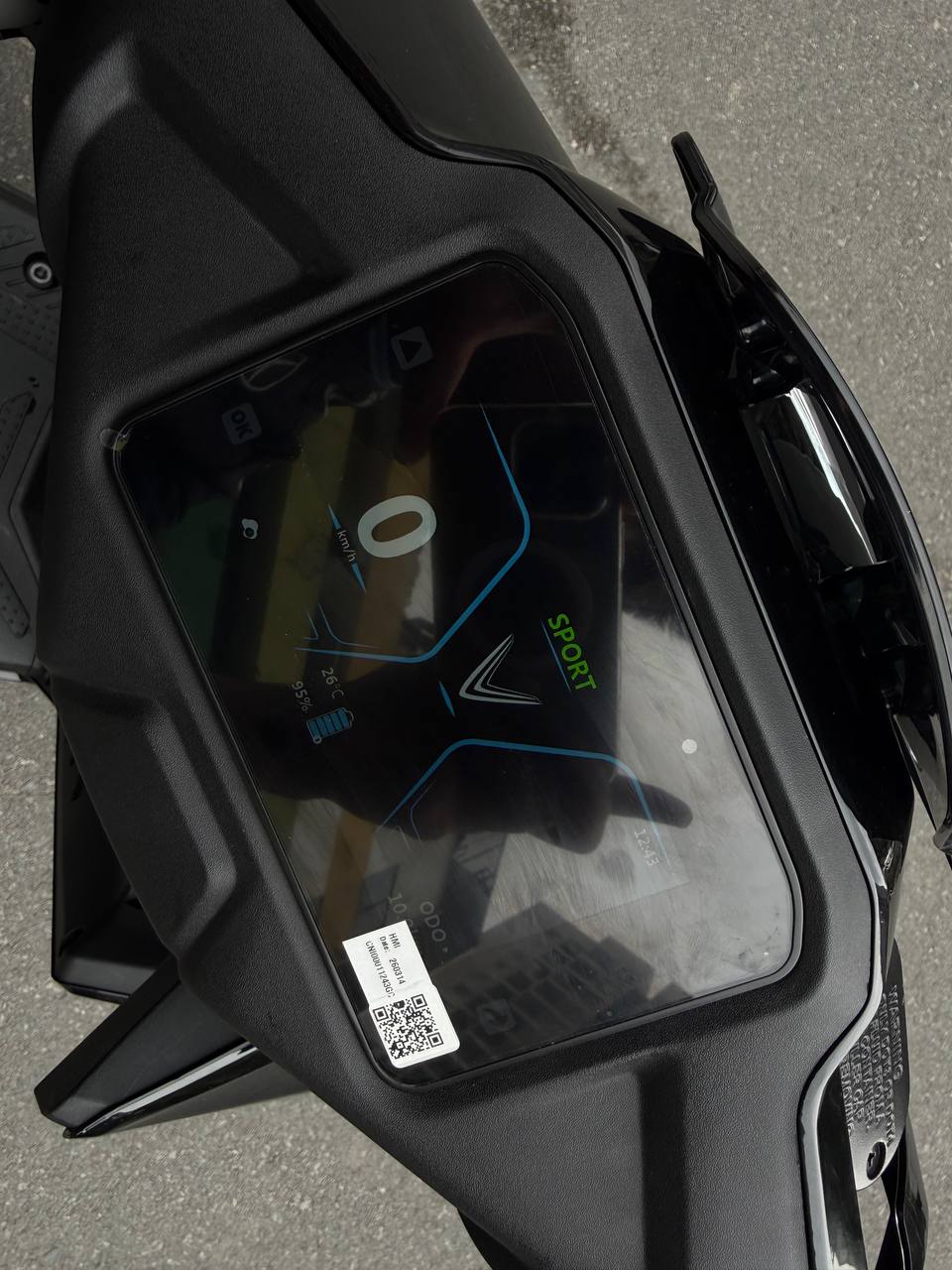 Cận cảnh VinFast Viper ngo&agrave;i đời thực: Thiết kế g&oacute;c cạnh, pin k&eacute;p, đổi pin miễn ph&iacute; đến giữa năm 2028, chuẩn bị b&agrave;n giao kh&aacute;ch h&agrave;ng- Ảnh 4.