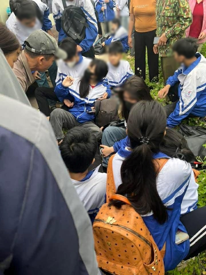 Xe tải chở đất t&ocirc;ng n&aacute;t đu&ocirc;i xe chở học sinh, nhiều em bị thương: Khoảnh khắc kinh ho&agrave;ng l&uacute;c s&aacute;ng sớm- Ảnh 2.