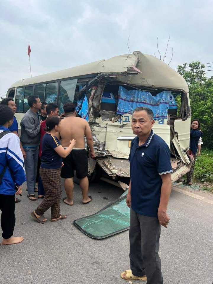 Xe tải chở đất t&ocirc;ng n&aacute;t đu&ocirc;i xe chở học sinh, nhiều em bị thương: Khoảnh khắc kinh ho&agrave;ng l&uacute;c s&aacute;ng sớm- Ảnh 1.