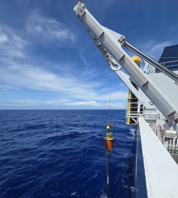 D&ugrave;ng hệ thống 648 k&ecirc;nh cảm biến &ldquo;qu&eacute;t&rdquo; đ&aacute;y đại dương, ph&aacute;t hiện kho b&aacute;u đất hiếm nằm ở độ s&acirc;u 5.800m - Ảnh 1.